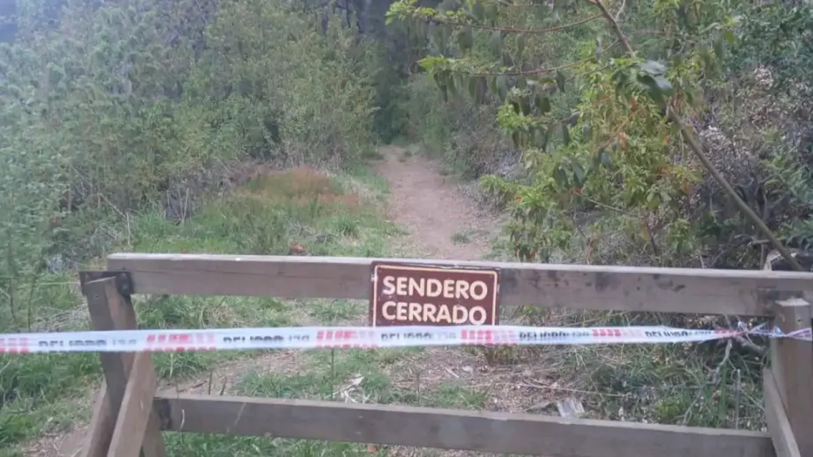 Un hombre se trepó a una roca en un sendero clausurado, cayó y murió